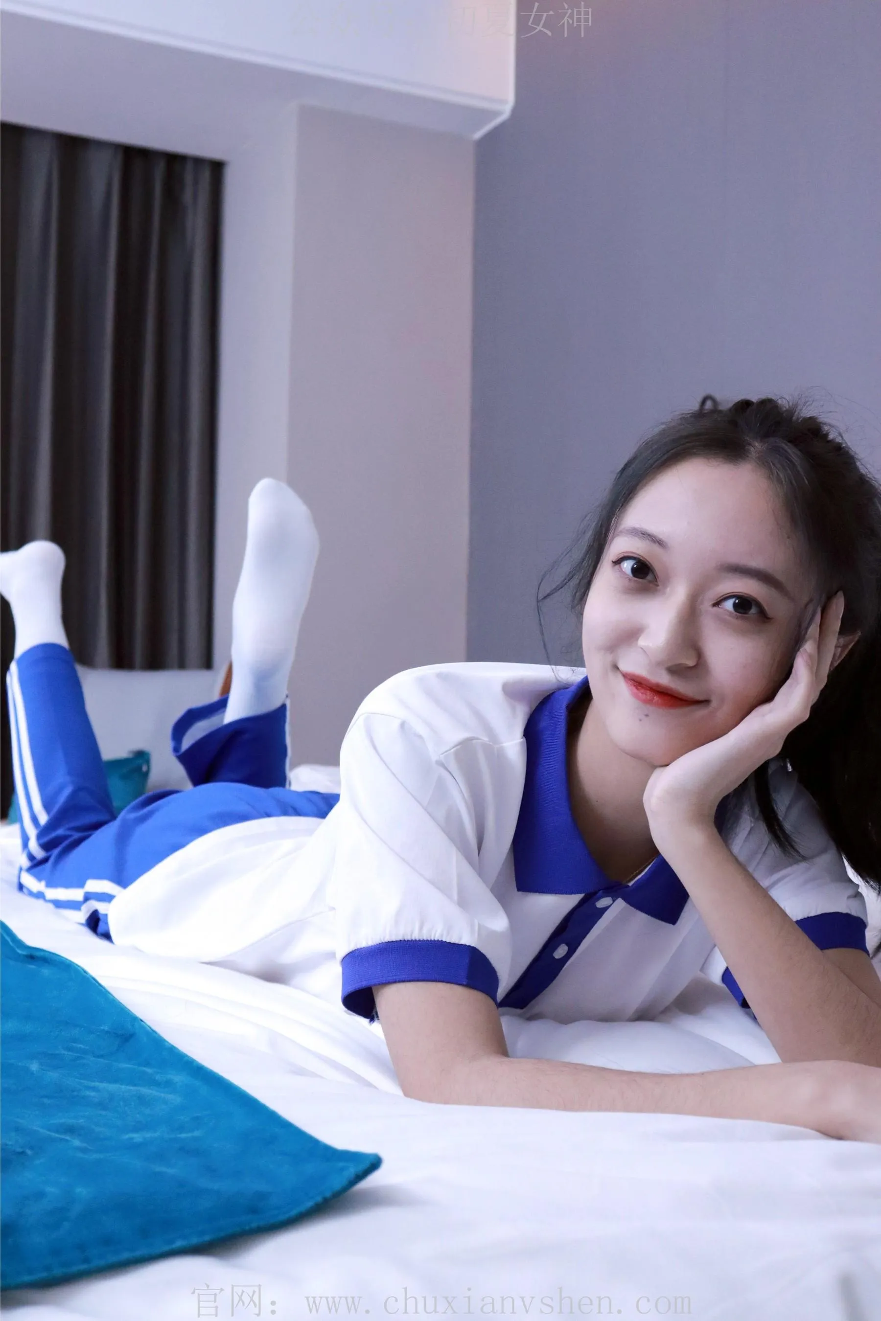 初夏女神 NO.001 依依校服搭配37码运动鞋拍摄 [126P]插图5